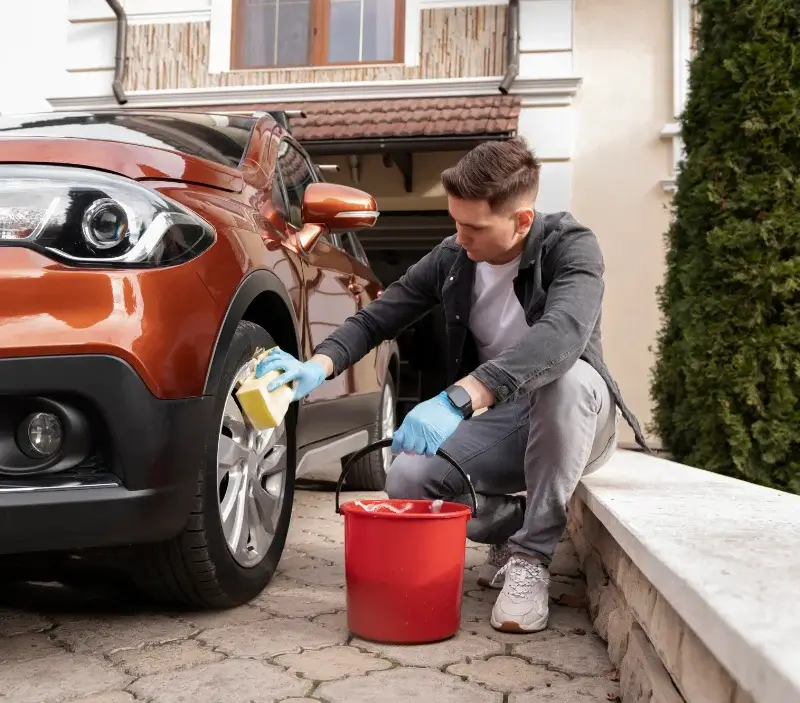 Lavage auto à domicile Le Pas : professionnel intervenant sur un véhicule